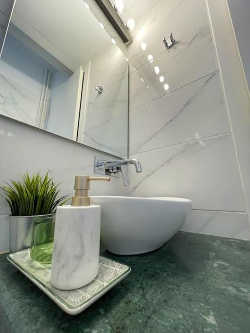 Stylish And Central Apt Near Acropolis - Avdi Square Athen Eksteriør billede